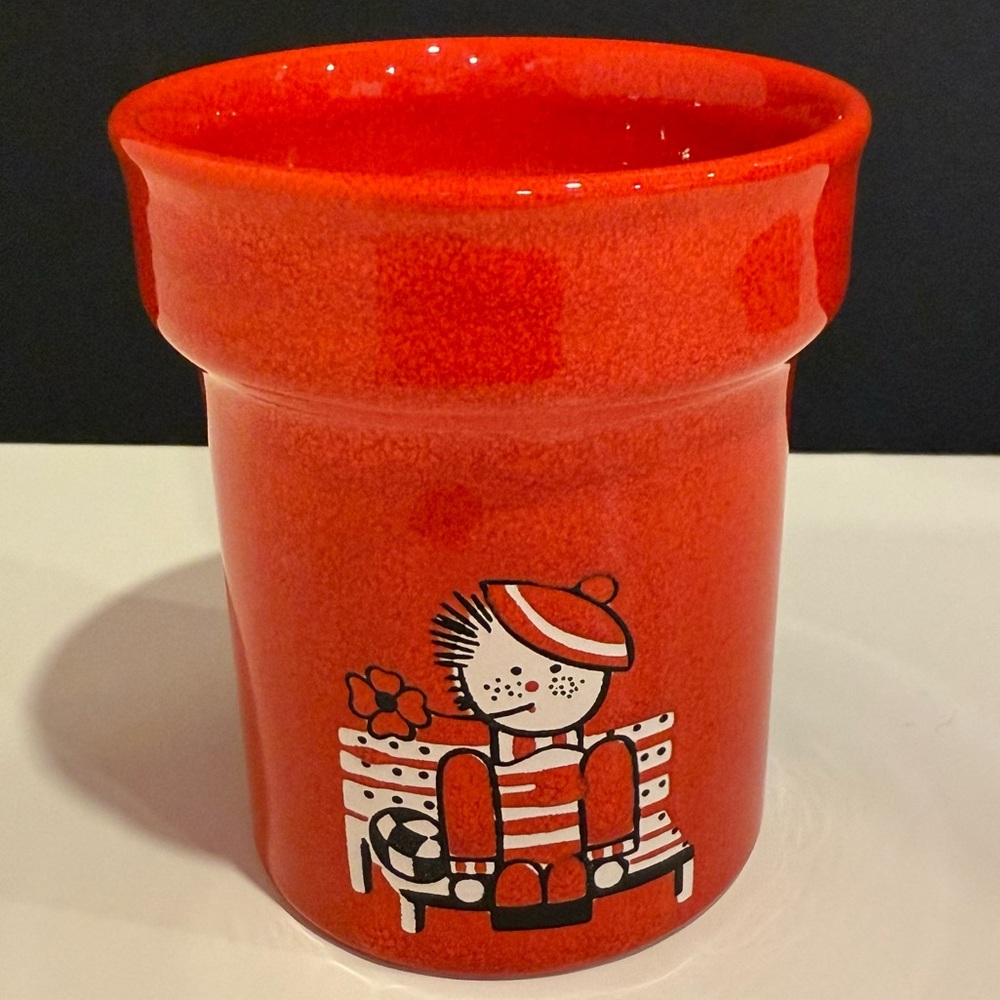 WAECHTERSBACH Red Cup with Soccer Player on a Bench